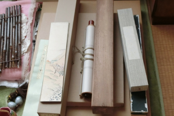 掛け軸や壺など骨董品