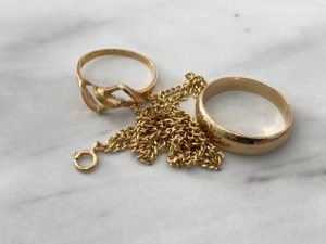 藤枝市で金のアクセサリーの買取なら買取おりづる藤枝駅前店にお任せください！