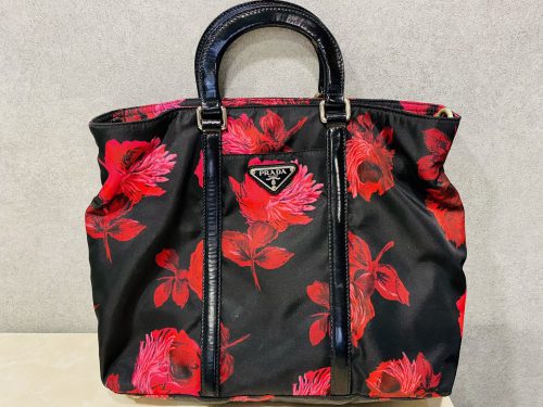 横浜市上大岡で【プラダ（PRADA）買取】バッグや財布等の買取！リサイクルショップ買取おりづる横浜弘明寺店へ！