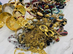 横浜市上大岡でメッキアクセサリーも買い取れるリサイクルショップ買取おりづる横浜弘明寺店！