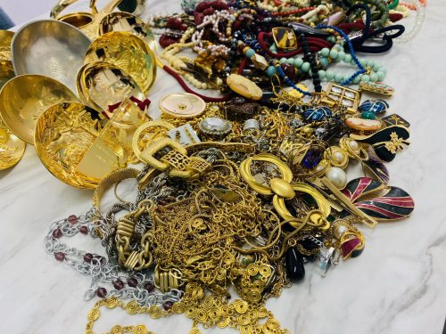 横浜市上大岡でメッキアクセサリーも買い取れるリサイクルショップ買取おりづる横浜弘明寺店!