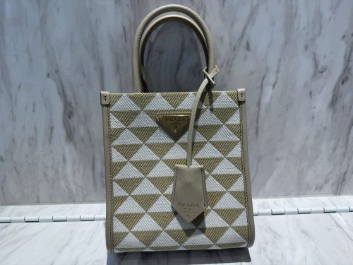 静岡市駿河区で【プラダ（PRADA） 買取】プラダの高価買取なら買取おりづる静岡ドン・キホーテパウSBS通り店へ！