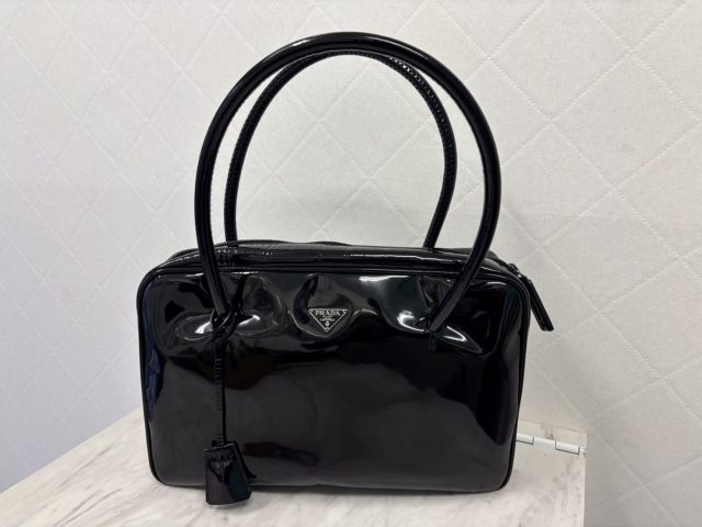 PRADA エナメル ハンドバッグ