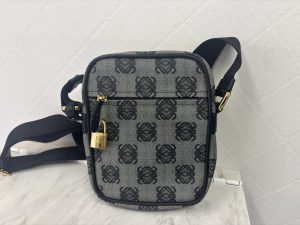 横浜市港南区上大岡で【ロエベ（LOEWE）買取】ブランド品を売るなら買取おりづる横浜弘明寺店へ！