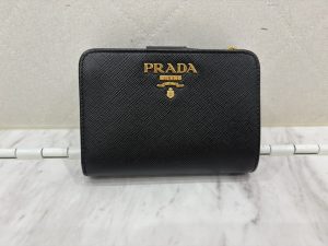 サフィアーノ二つ折り財布
