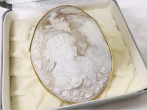 カメオブローチ
