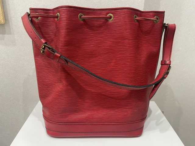 LV エピ ノエ ショルダーバッグ M44007