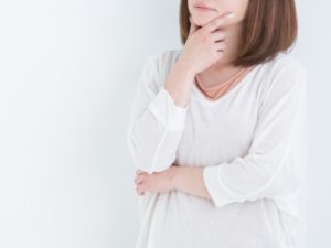 メッキか悩む女性