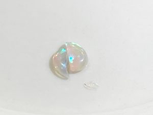 割れたオパール