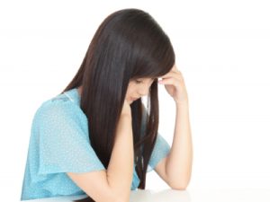 悩む女性