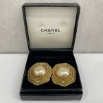 CHANEL パールモチーフ イヤリング（表面剥がれ、ひび割れ状態）