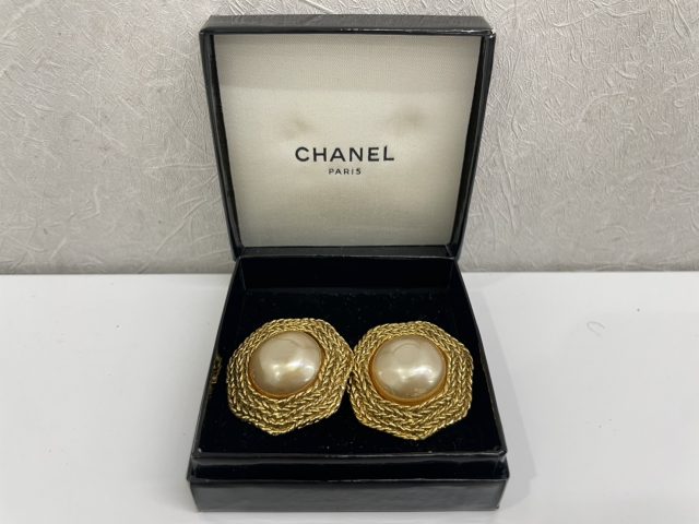 CHANEL パールモチーフ イヤリング（表面剥がれ、ひび割れ状態）