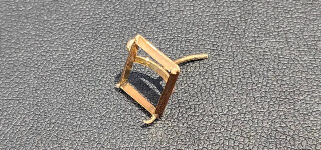 18金　石の取れたピアス