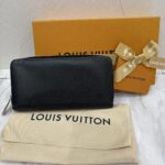 LV　エピジッピー・ウォレット　ノワール・ホットピンク