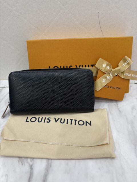 LV　エピジッピー・ウォレット　ノワール・ホットピンク