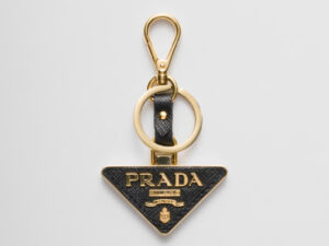 プラダのトライアングルロゴのキーホルダー