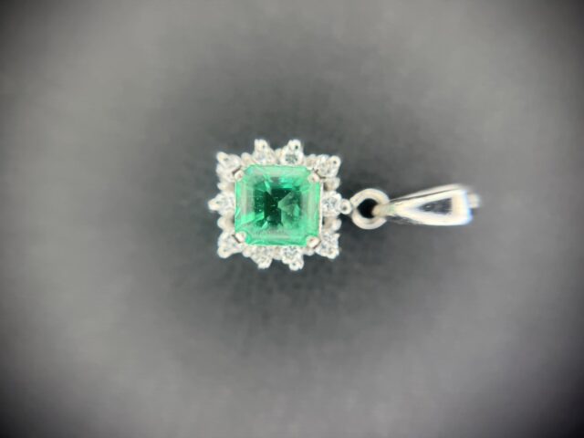 ジュエリー　宝石　エメラルド　ダイヤモンド　ネックレストップ