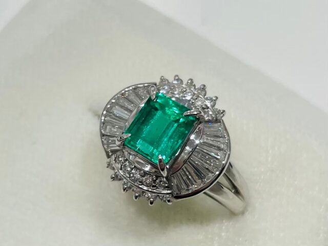 Pt900　エメラルド・宝石　ダイヤ付リング