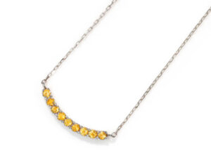 オレンジの宝石のネックレス