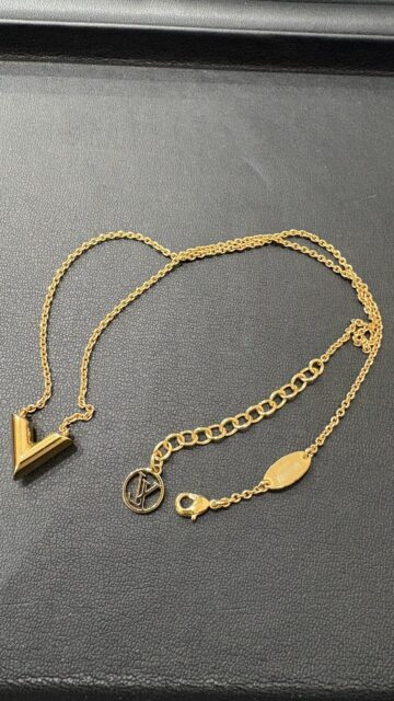 ルイヴィトン エッセンシャル Vネックレス