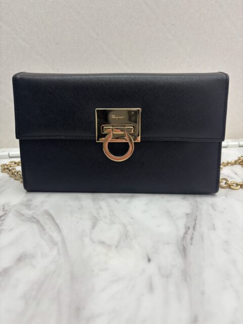 FERRAGAMO フェラガモ　ガンチーニ　ショルダーバッグ